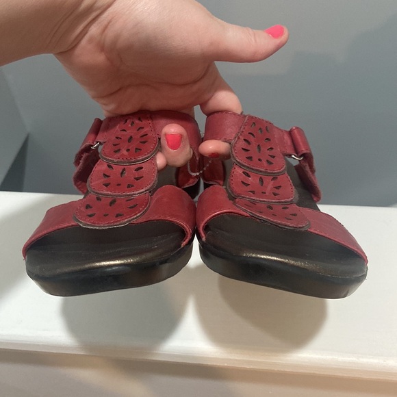 CLARKS Bendables Leather Wedge Sandals Red color Women's Size 10M inspect photos - Picture 5 of 15